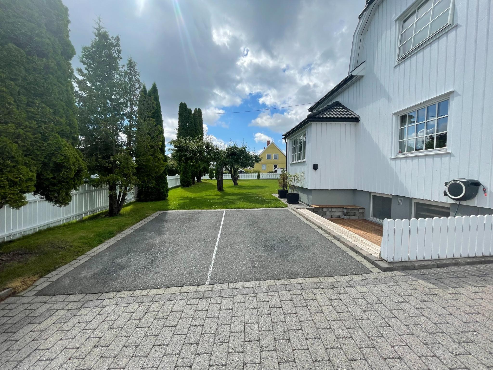 Parkering til en bil med lading mulighet etter avtale